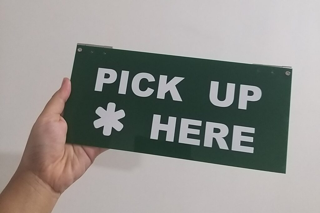 Mengenal Sign “Pick Up Here” Berbahan Akrilik: Keunggulan dan Manfaatnya