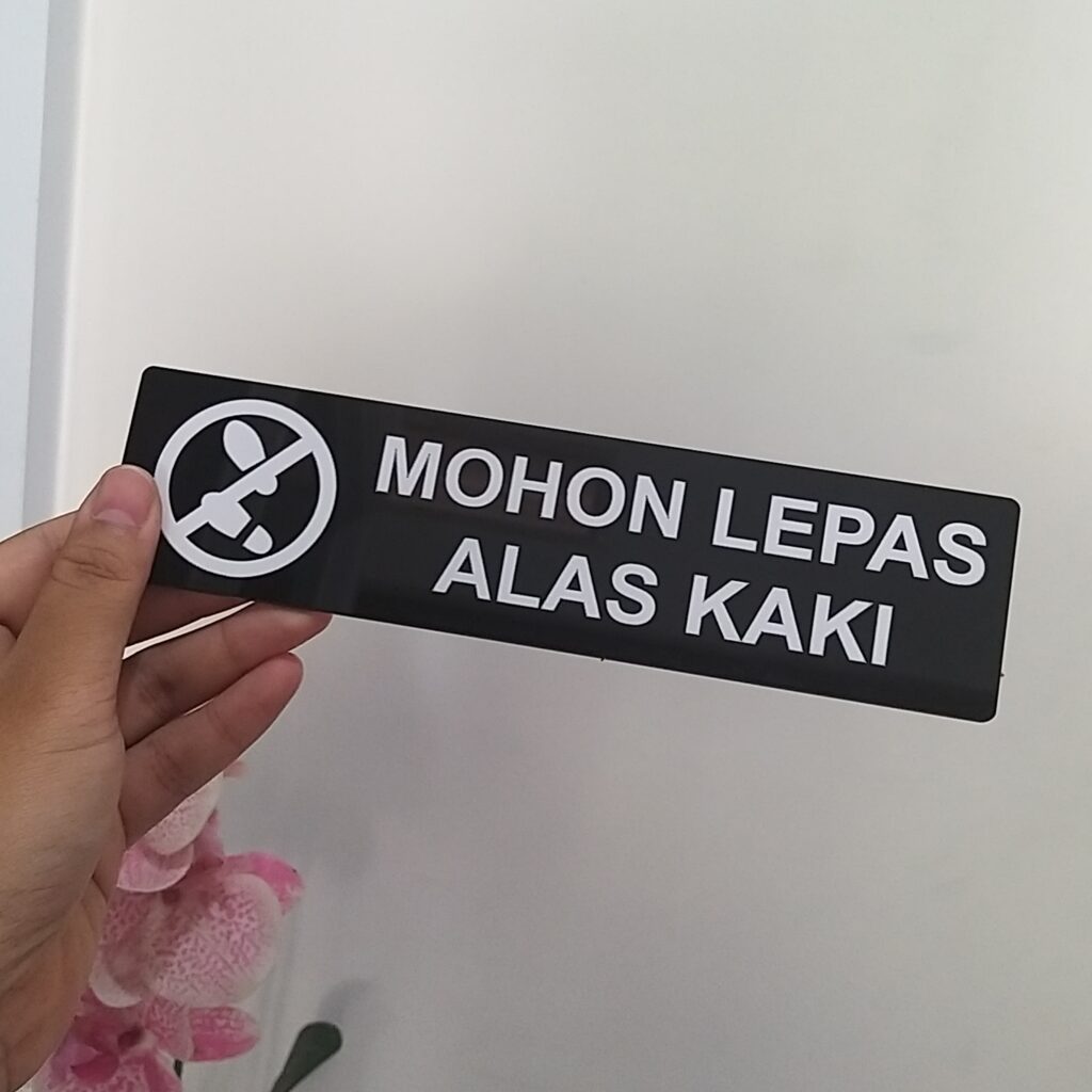 Plakat Akrilik ‘Mohon Lepas Alas Kaki’: Fungsi, Keunggulan, dan Manfaatnya