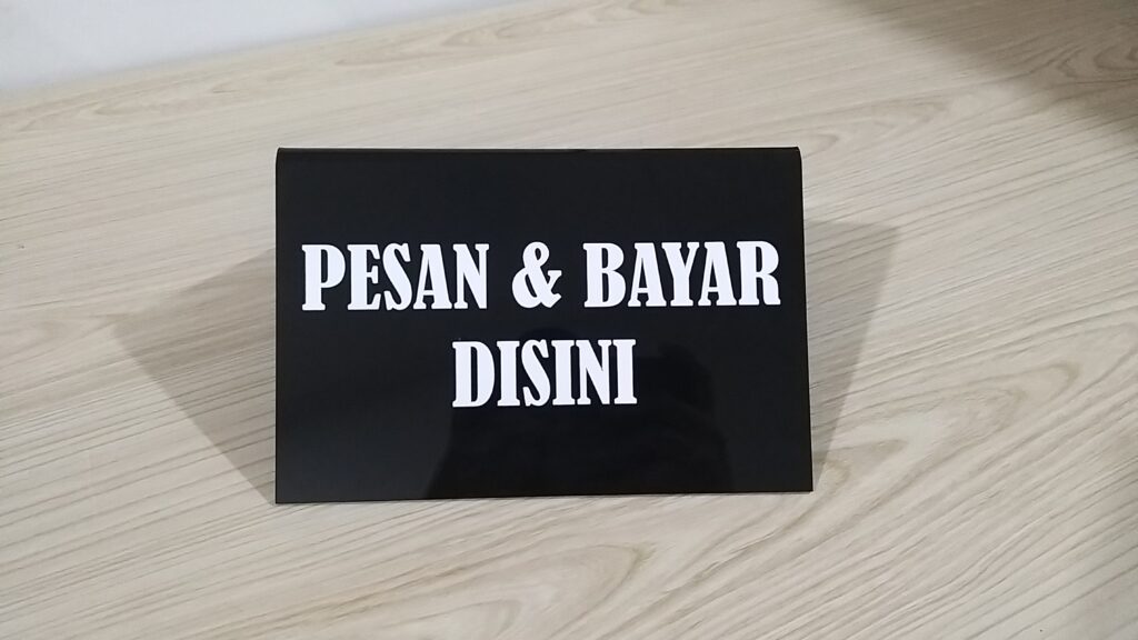 Signage Akrilik: Solusi Elegan untuk Bisnis dan Usaha