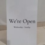 Standing Papan Bahan Akrilik: Solusi Elegan dan Profesional untuk Bisnis Anda