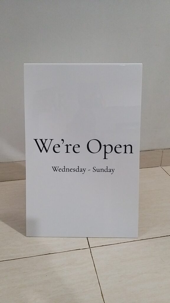 Standing Papan Bahan Akrilik: Solusi Elegan dan Profesional untuk Bisnis Anda