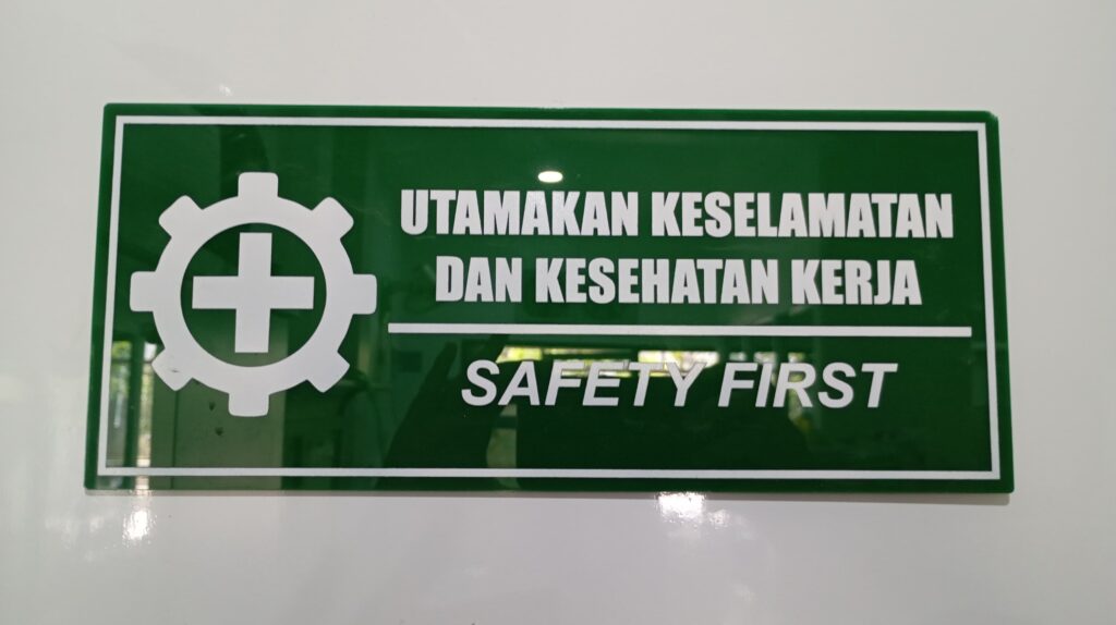 Mengenal Produk Akrilik untuk Signage Keselamatan Kerja dan Keunggulannya