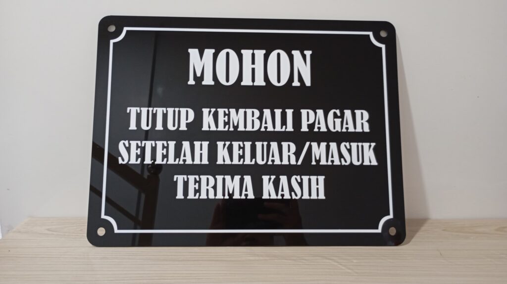 Mengenal Bahan Akrilik dan Penggunaannya dalam Pembuatan Papan Nama