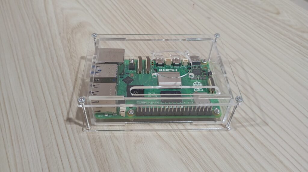 Case Akrilik untuk Raspberry Pi 5: Pelindung Elegan dan Fungsional untuk Perangkat Komputasi Mini
