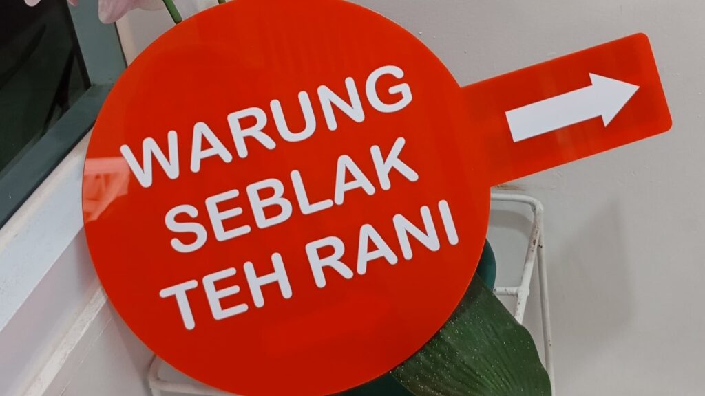 Signage Akrilik Penunjuk Arah: Solusi Estetik & Efisien untuk Branding Usaha Kuliner