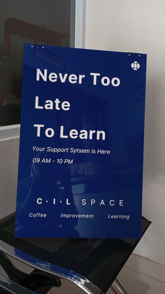 Signage Akrilik: Solusi Elegan untuk Branding dan Informasi Ruang