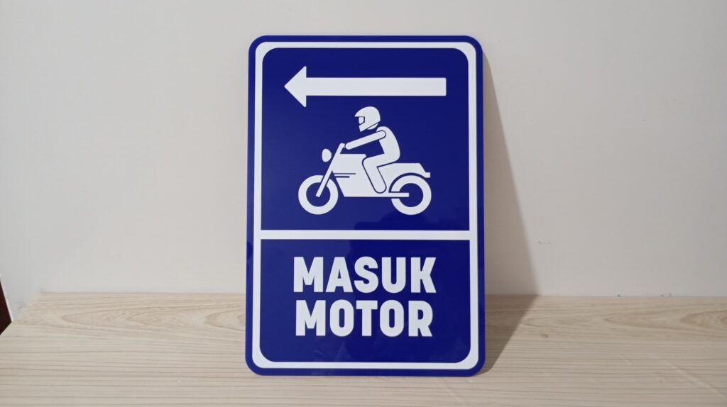 Sign Akrilik “Masuk Motor”: Penunjuk Arah Ideal untuk Jalur Kendaraan Roda Dua