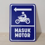 Sign Akrilik “Masuk Motor”: Penunjuk Arah Ideal untuk Jalur Kendaraan Roda Dua