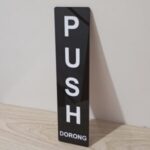 Tulisan Push/Pull Akrilik: Detail Kecil yang Bikin Toko dan Kantor Lebih Rapi