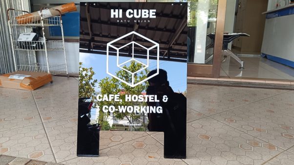 Standing Acrylic Sign Raftech – Tingkatkan Tampilan Usaha Anda Sejak Langkah Pertama