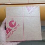 Akrilik Custom Warna Merah: Tampilan Berani, Elegan, dan Penuh Karakter