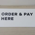 Akrilik “Order & Pay Here” Raftech Biar Pelanggan Nggak Bingung, Tetap Estetik & Rapi!