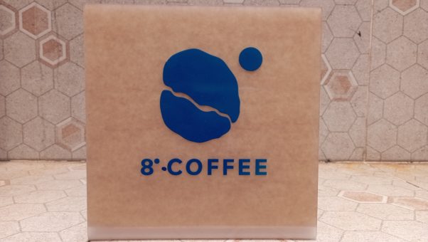 Akrilik Sign “Order Here” Bikin Area Kasir Jadi Lebih Rapi