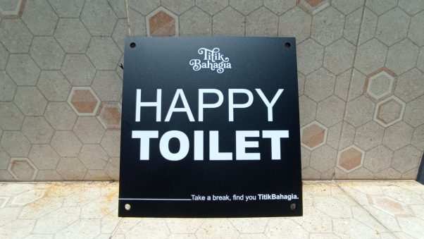 Akrilik Papan Nama “Happy Toilet” Raftech