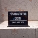 Akrilik custom sign Raftech dengan desain modern dan bening