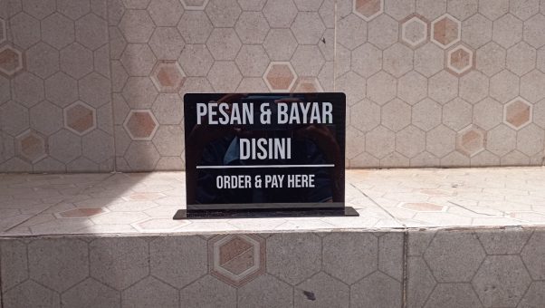 Akrilik custom sign Raftech dengan desain modern dan bening