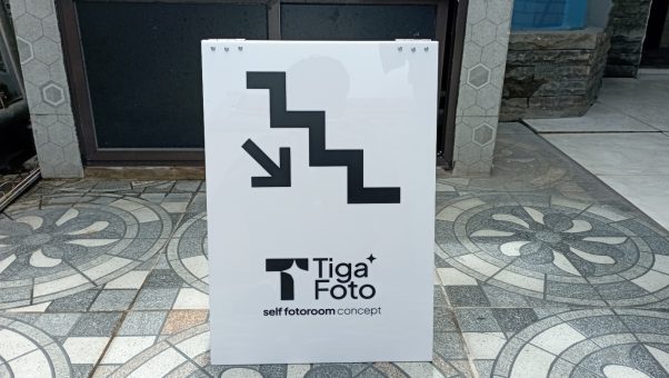 Akrilik Stand A5 Custom untuk Display yang Elegan