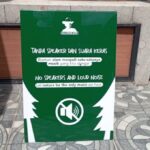 Akrilik stand custom Raftech untuk display menu dan harga dengan desain bening modern.