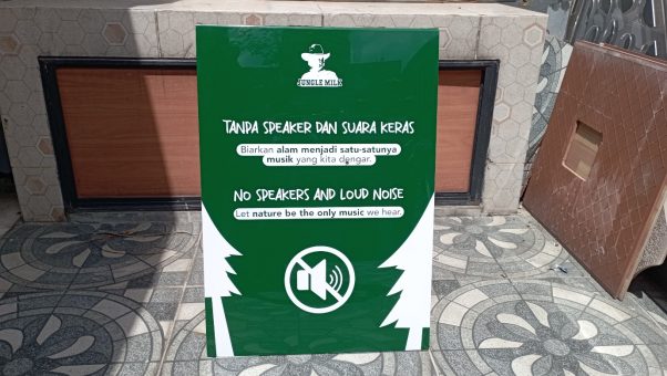 Akrilik stand custom Raftech untuk display menu dan harga dengan desain bening modern.