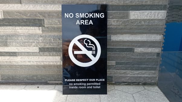Akrilik sign no smoking area elegan custom dari Raftech